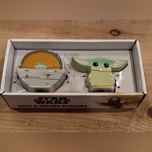 NIB Lucas Films Star Wars Baby Yoda Grogu Salt & Pepper Set